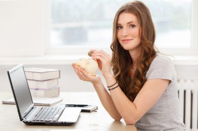 estudiante-chica-atractiva-junto-mesa_144627-7972