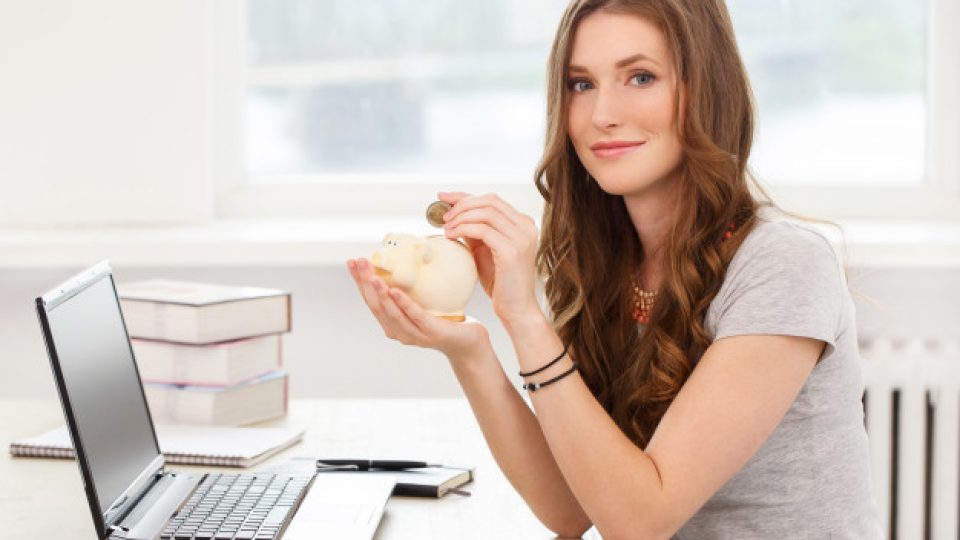 estudiante-chica-atractiva-junto-mesa_144627-7972