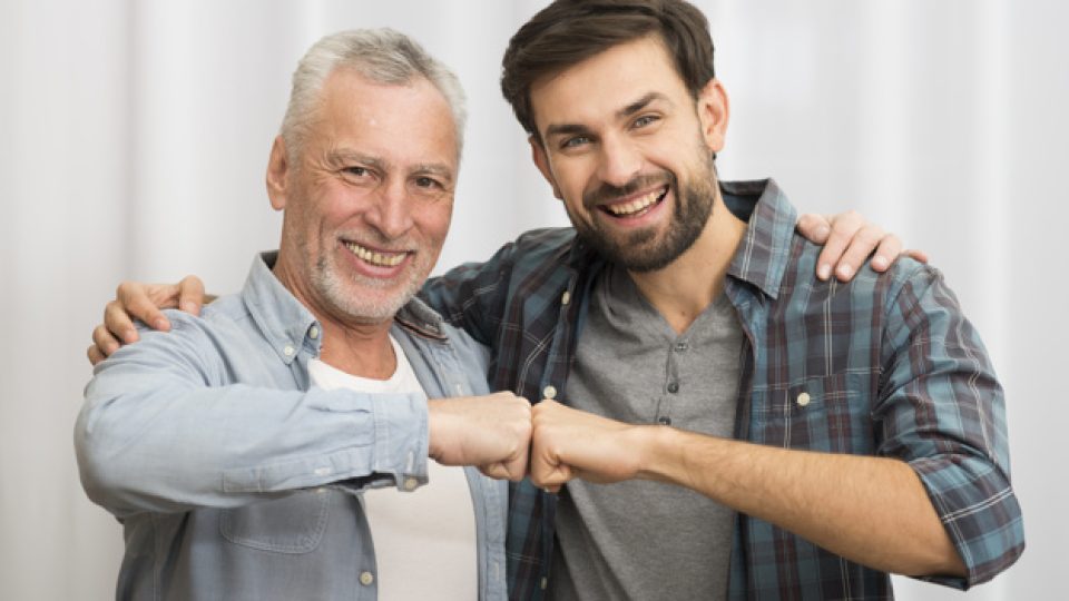hombre-feliz-envejecido-golpeando-punos-abrazando-chico-sonriente-joven_23-2148030198
