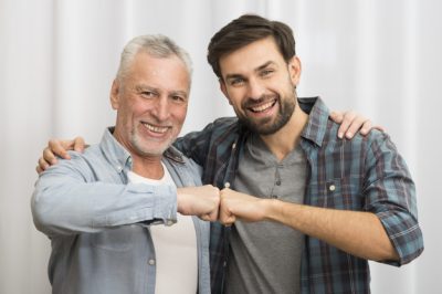 hombre-feliz-envejecido-golpeando-punos-abrazando-chico-sonriente-joven_23-2148030198