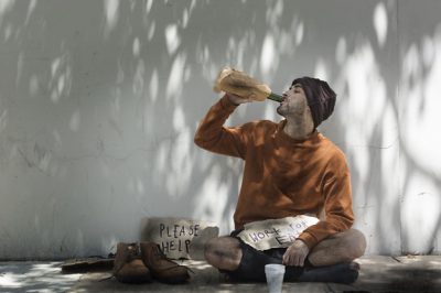 hombre-hogar-bebiendo-bebidas-alcoholicas_23-2148464338