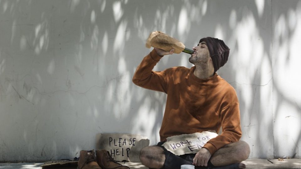 hombre-hogar-bebiendo-bebidas-alcoholicas_23-2148464338