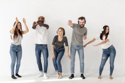 jovenes-amigos-escuchando-musica-bailando_23-2148342082