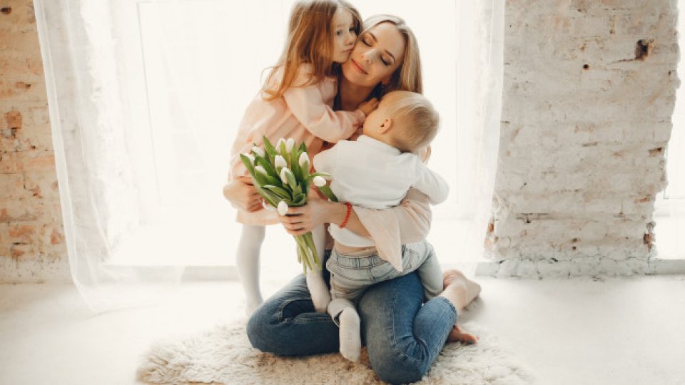 madre-nino-pequeno-hme_1157-19715