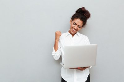 mujer-negocios-alegre-hacer-gesto-ganador_171337-7371 (1)