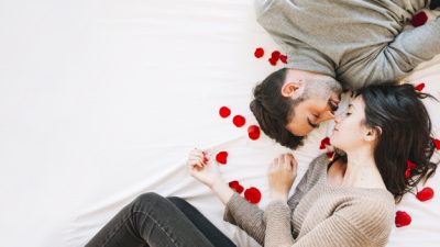 pareja-durmiendo-tocando-nariz_23-2147744569